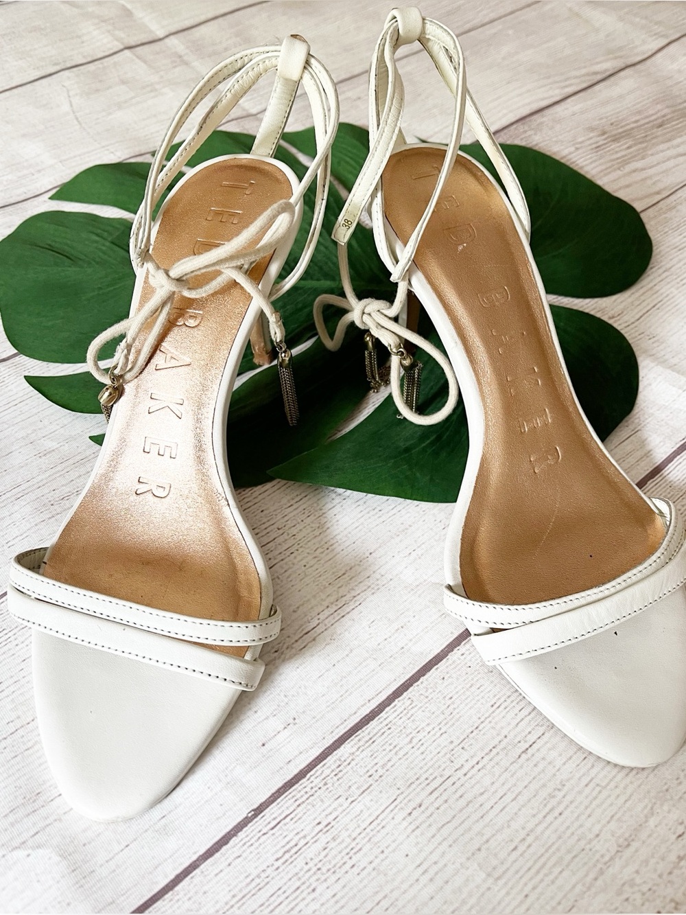 Ted Baker Jelissa white ankle tie heels sz 38 (8-8.5)